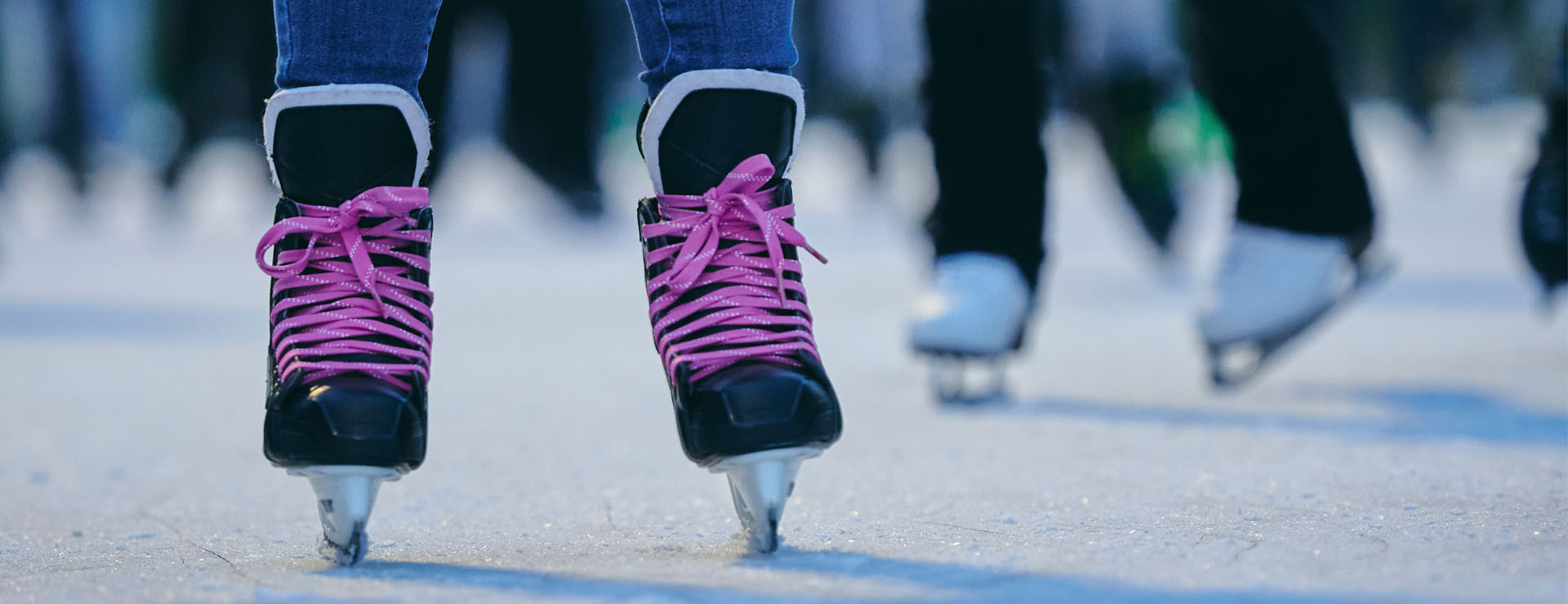 Aufnahme von Schlittschuhen auf dem Eis
