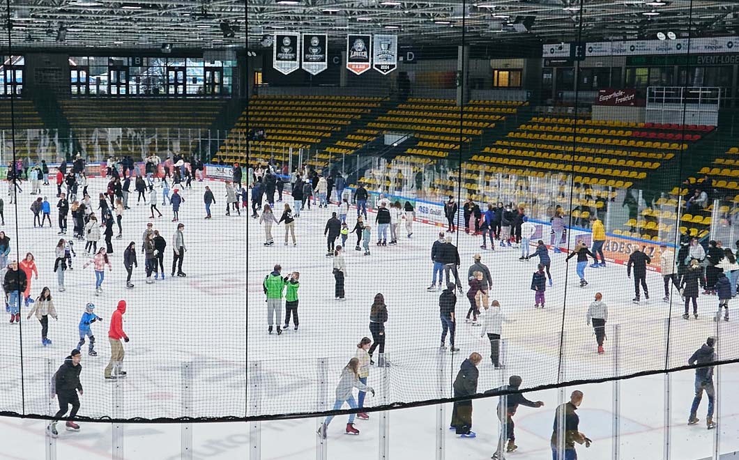 Foto Große Halle mit Eisläufern