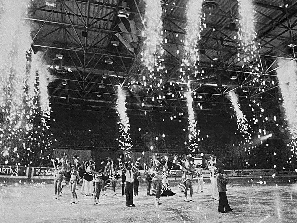 Foto der Eröffnungsfeier der Eissporthalle