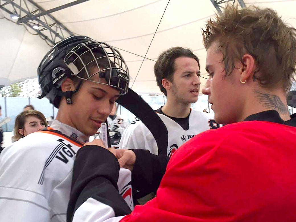 Justin Bieber und Eishockeyspieler