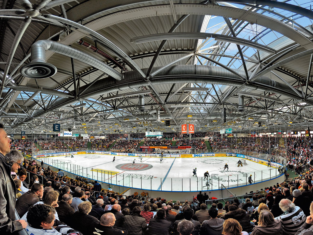 Aufnahme der großen Halle beim Eishockeyspiel