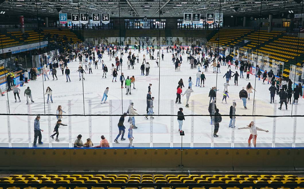 Die Große Halle mit Eisläufern darauf