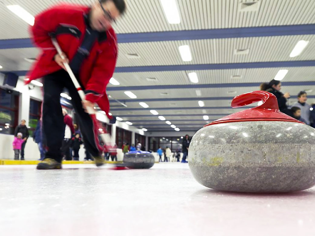 Curlingspieler auf dem Eis