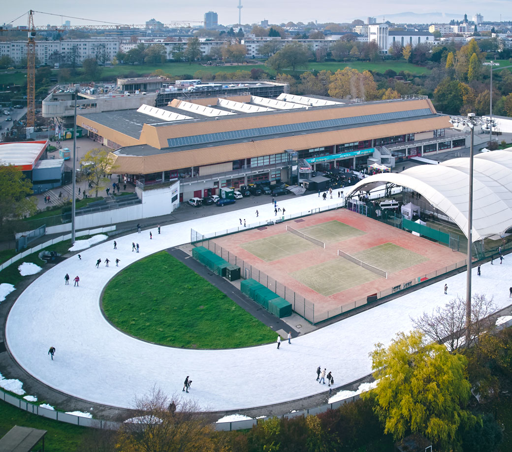 Luftaufnahme des Außenrings der Eissporthalle