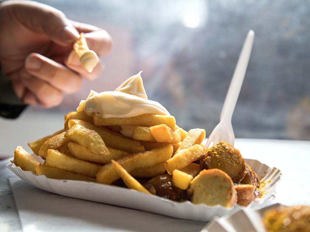 Currywurst und Pommes mit Mayo