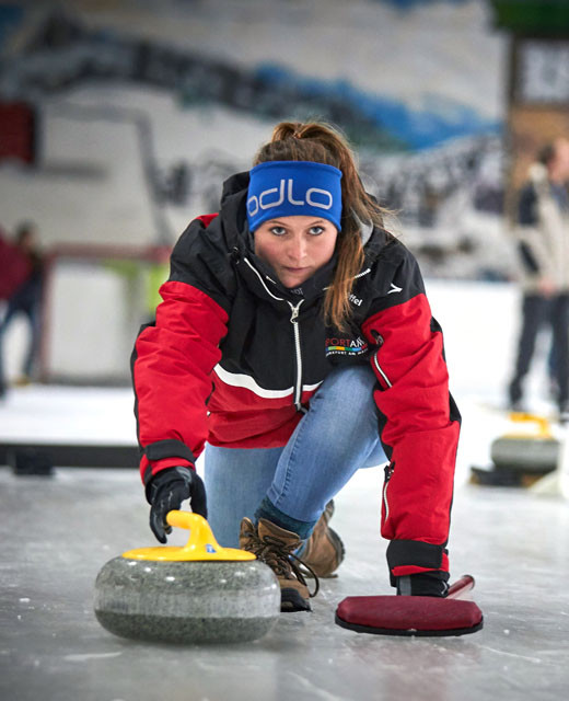 Frau beim Curling