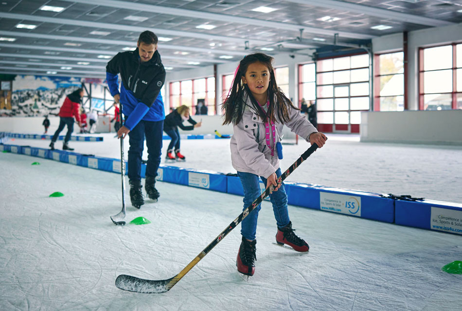 Mädchen mit Eishockeyschläger