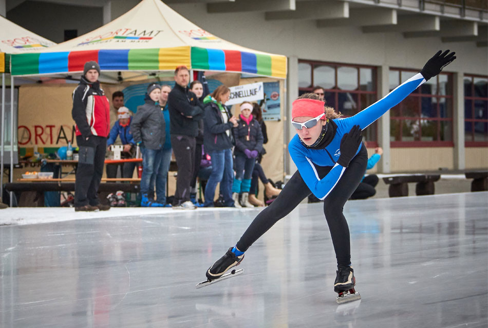 Eisschnellläuferin auf dem Außenring der Eissporthalle Frankfurt