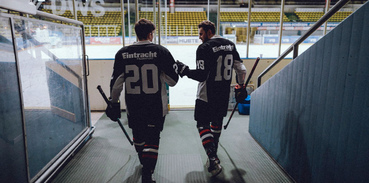 Eishockeyspieler auf dem weg auf das Eis