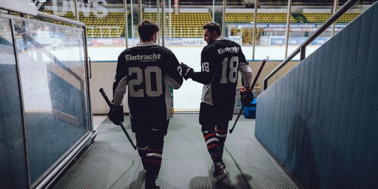 Eishockeyspieler auf dem weg auf das Eis